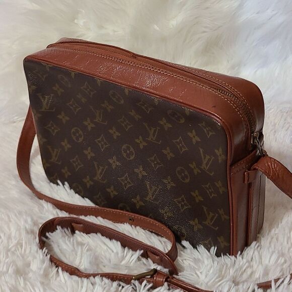 💯 Authentic Louis Vuitton Handbag 🍀 - Picture 6 of 17